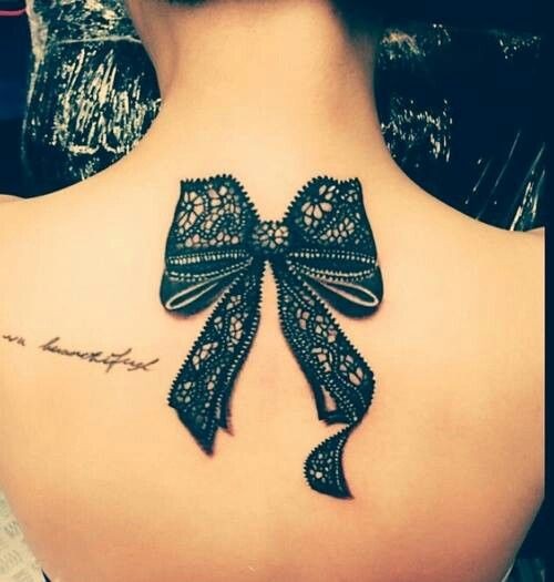 点击大图看下一张：女性背部一款超可爱超性感的蝴蝶结纹身