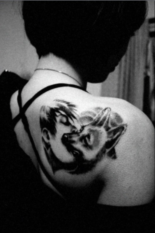 点击大图看下一张：女性背部黑白肖像狼图腾创意刺青