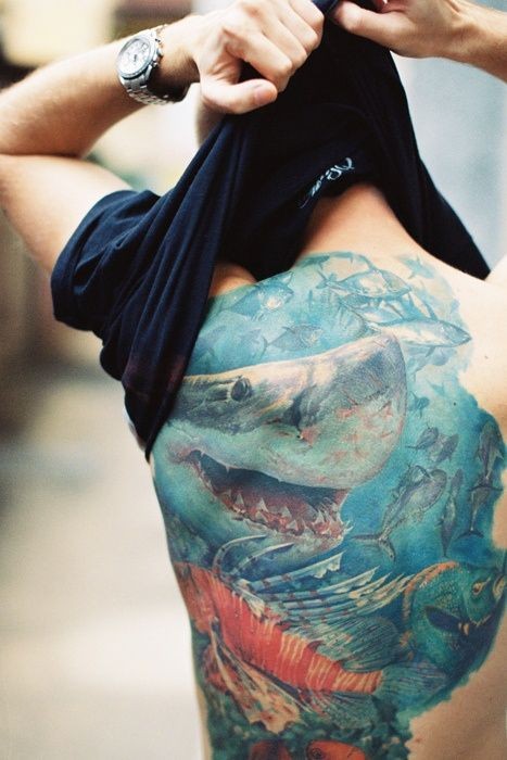 点击大图看下一张：男人背部鲨鱼纹身