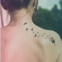 点击大图看下一张：女性背部小鸟刺青