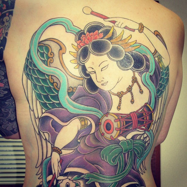 点击大图看下一张：背部古典女性纹身