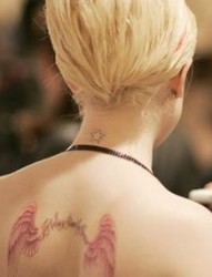 女性背部翅膀刺青