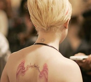 点击大图看下一张：女性背部翅膀刺青