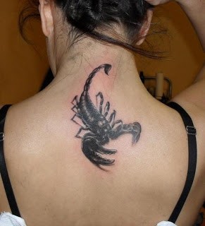 点击大图看下一张：女性背部帅气的蝎子纹身