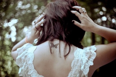 点击大图看下一张：女性背部蝴蝶刺青