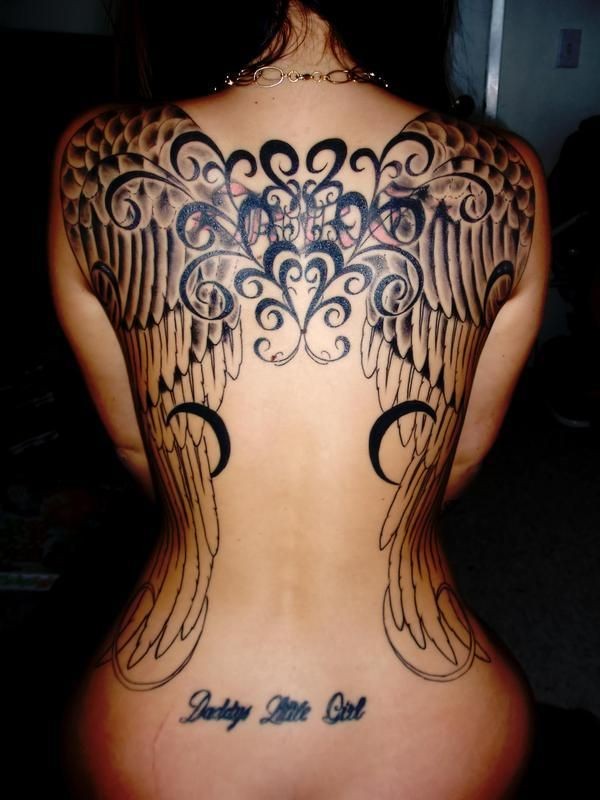 点击大图看下一张：女性背部好看的图腾翅膀纹身