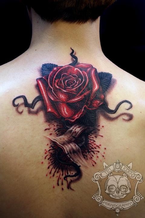 点击大图看下一张：背部妖艳的玫瑰纹身