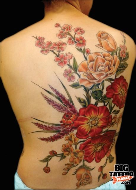 点击大图看下一张：背部鲜艳的花朵纹身