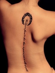 女性背部脊柱字符刺青