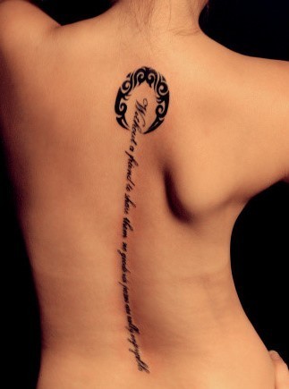 点击大图看下一张：女性背部脊柱字符刺青