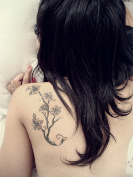 点击大图看下一张：女性背部梅花传统时尚独特刺青