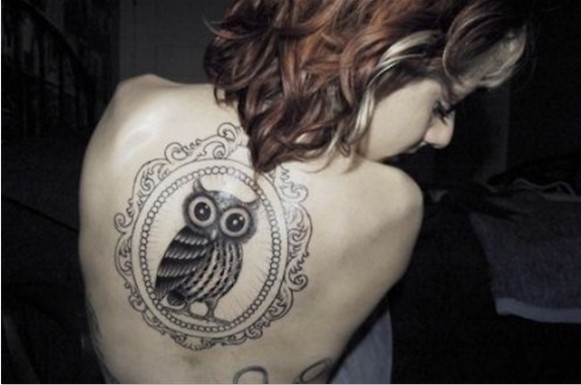 点击大图看下一张：女性背部猫头鹰欧美独特刺青