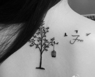 点击大图看下一张：背部小树和小鸟纹身