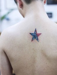男人背部个性星星纹身图