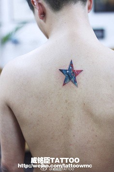点击大图看下一张：男人背部个性星星纹身图