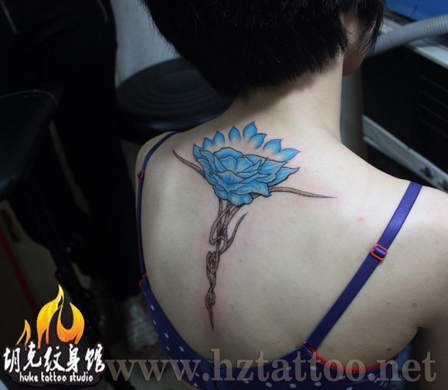 点击大图看下一张：美女背部梦幻蓝色鲜花纹身图片