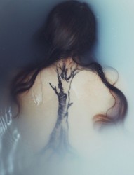 女生后背独特大树纹身图