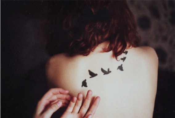 点击大图看下一张：女性背部小鸟飞漂亮意境刺青