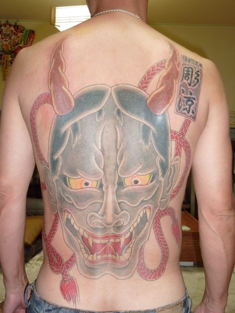 点击大图看下一张：男士背部大气的妖怪纹身