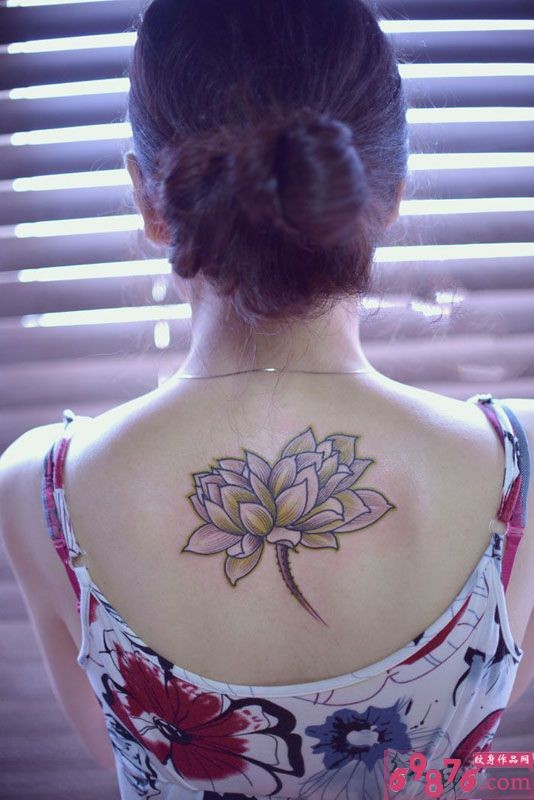 点击大图看下一张：莲花开后背纹身图案