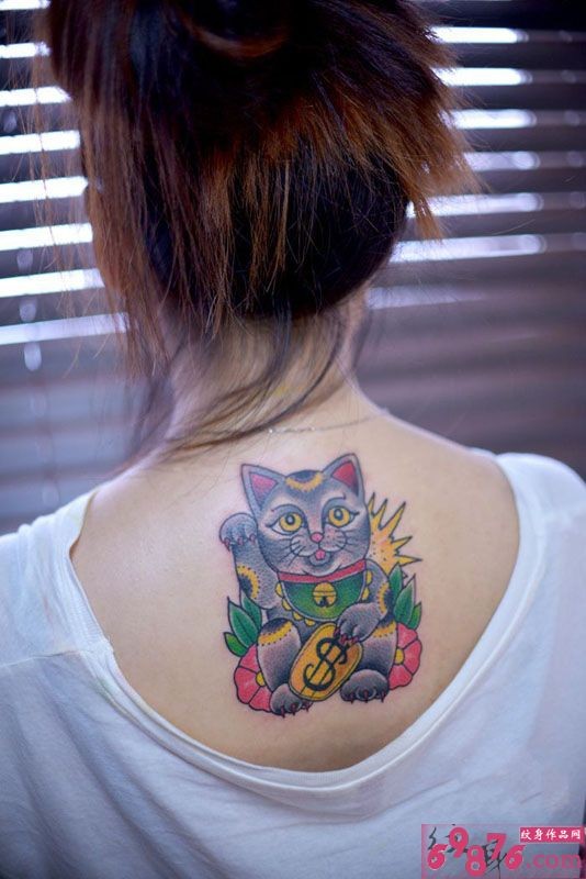 点击大图看下一张：背部可爱招财猫刺青图案