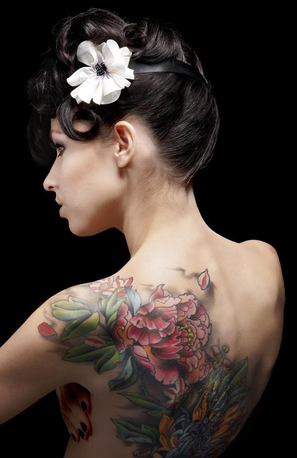 点击大图看下一张：性感优雅美女背部富贵牡丹纹身图片