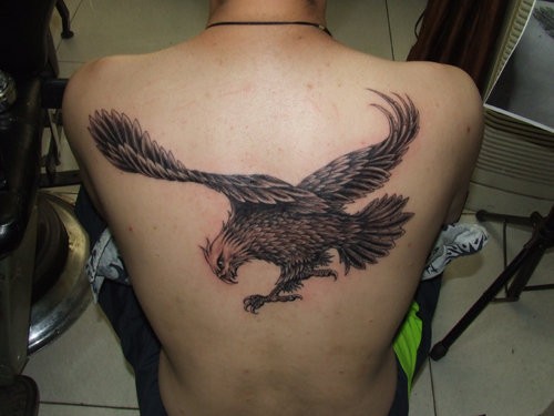 点击大图看下一张：背部扑击展翅的雄鹰纹身图案