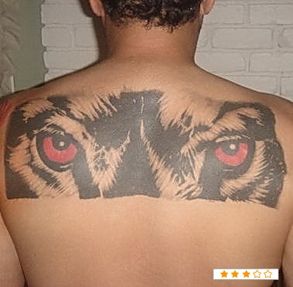 点击大图看下一张:后背两只血红狼眼纹身作品