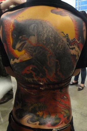 点击大图看下一张：满背霸气狼纹身作品