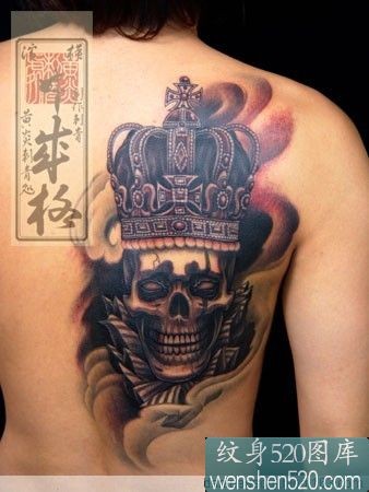 点击大图看下一张：后背戴皇冠的霸气骷髅纹身作品