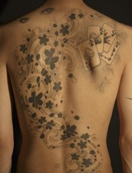 女性后背樱花和纸牌纹身