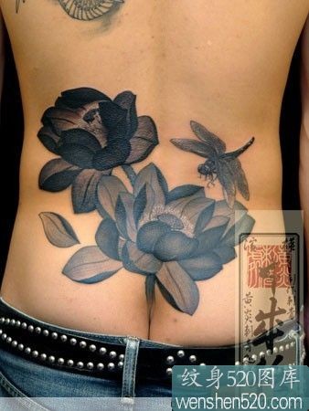 点击大图看下一张：黑白色大菊花纹身图案