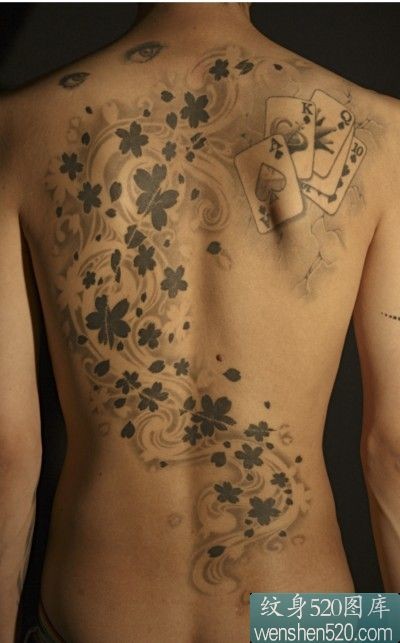 点击大图看下一张：女性后背樱花和纸牌纹身