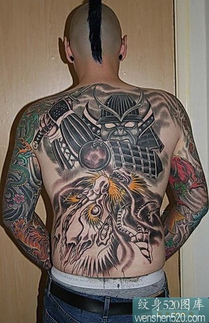 点击大图看下一张：男性后背上个性的日本全胛武士风纹身图案
