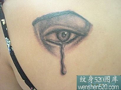 点击大图看下一张：后背上个性的黑白色流泪的眼睛纹身