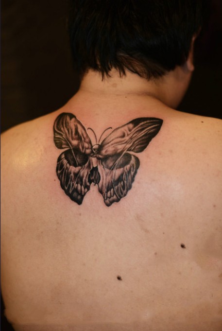 点击大图看下一张：男人后背蝴蝶纹身图案