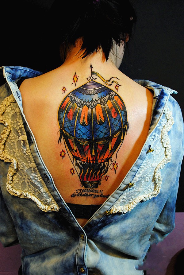 点击大图看下一张：美女后背个性热气球纹身图案