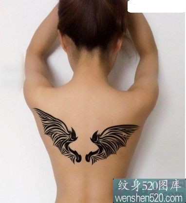 点击大图看下一张：美女后背的漂亮黑色小清新翅膀纹身展示