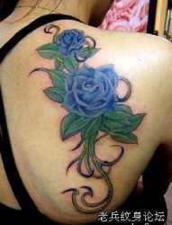 背部彩色玫瑰花纹身图片