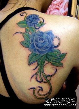 点击大图看下一张：背部彩色玫瑰花纹身图片