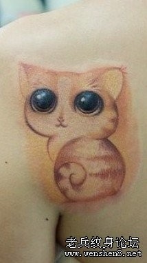 点击大图看下一张：背部可爱小猫咪纹身图片