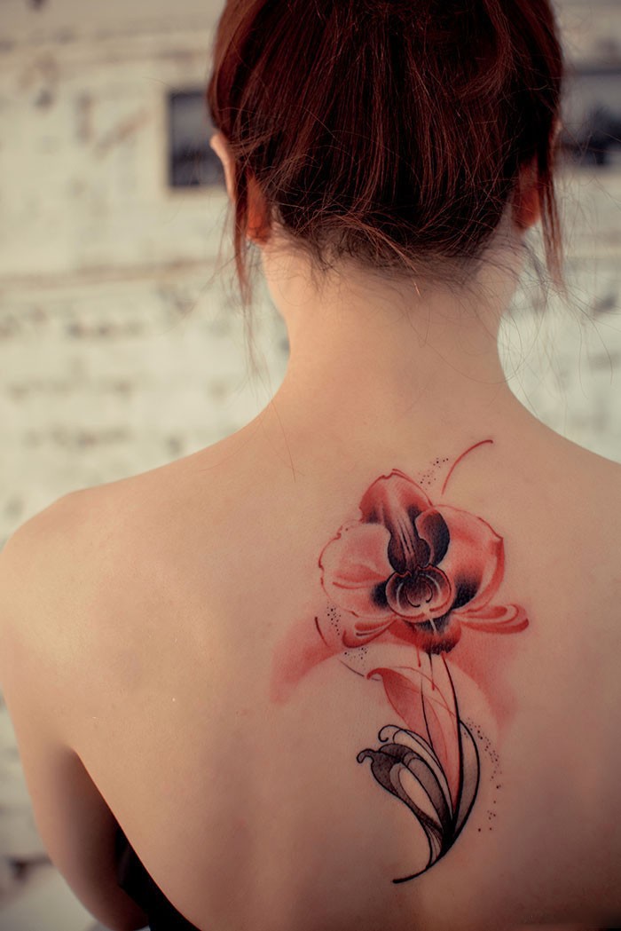 点击大图看下一张：创意粉色花朵后背纹身图案