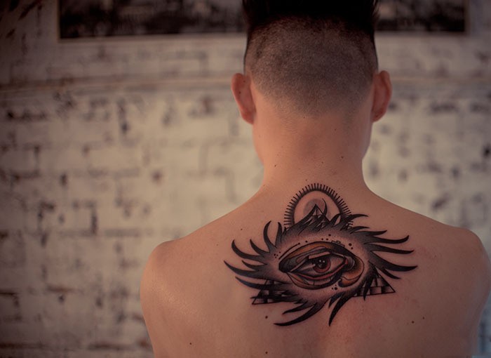 点击大图看下一张:男人后背上帝之眼个性纹身图案