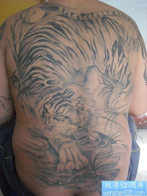 点击大图看下一张：霸气的满背下山虎纹身图片