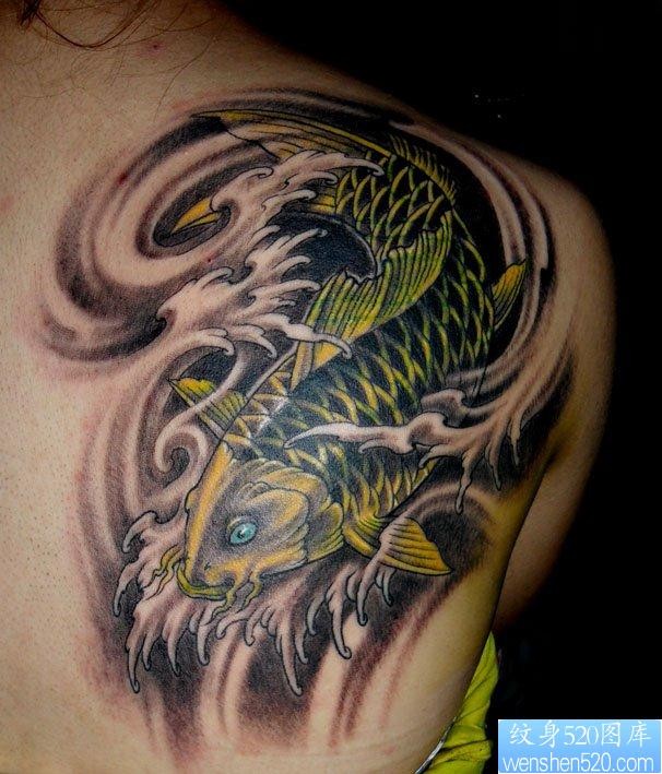 点击大图看下一张：鲤鱼纹身图片：背部彩色鲤鱼纹身图片纹身作品