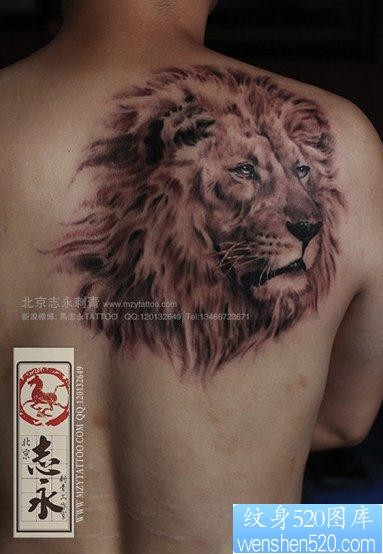 点击大图看下一张：男生后背霸气超酷的狮头纹身图片