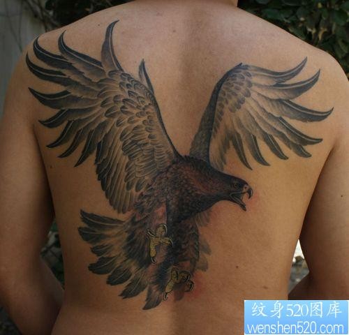 点击大图看下一张：男士背部霸气的老鹰纹身