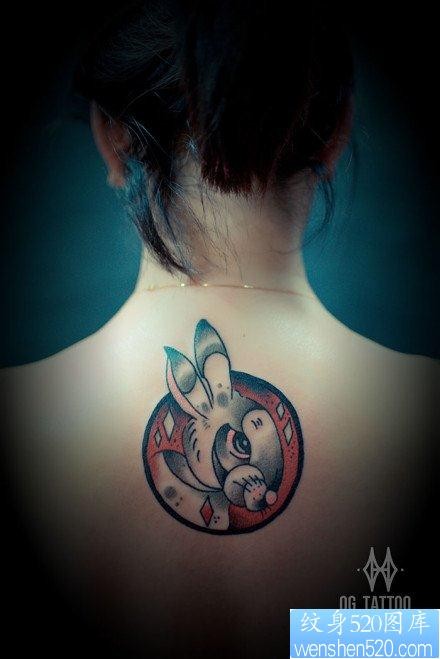 点击大图看下一张：女人后背可爱经典的兔子纹身图片