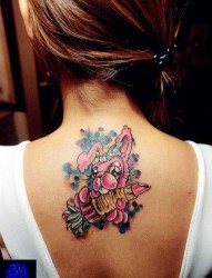 女人后背拿口红的小兔子纹身图片