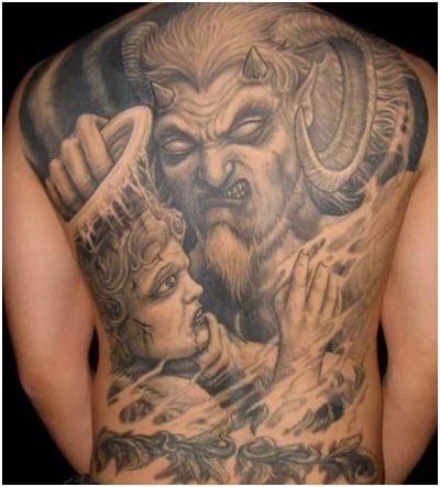 点击大图看下一张：男士背部大气的纹身